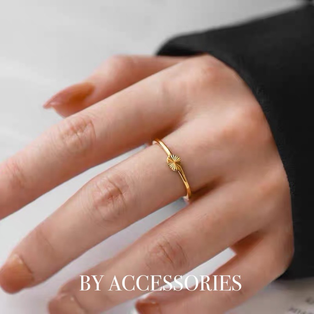 Nhẫn nữ tròn mặt hình trái tim nhỏ xinh chạm hoạ tiết tia sáng mạ vàng 18K không gỉ WR2633 BY ACCESSORIES