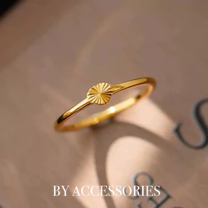 Nhẫn nữ tròn mặt hình trái tim nhỏ xinh chạm hoạ tiết tia sáng mạ vàng 18K không gỉ WR2633 BY ACCESSORIES