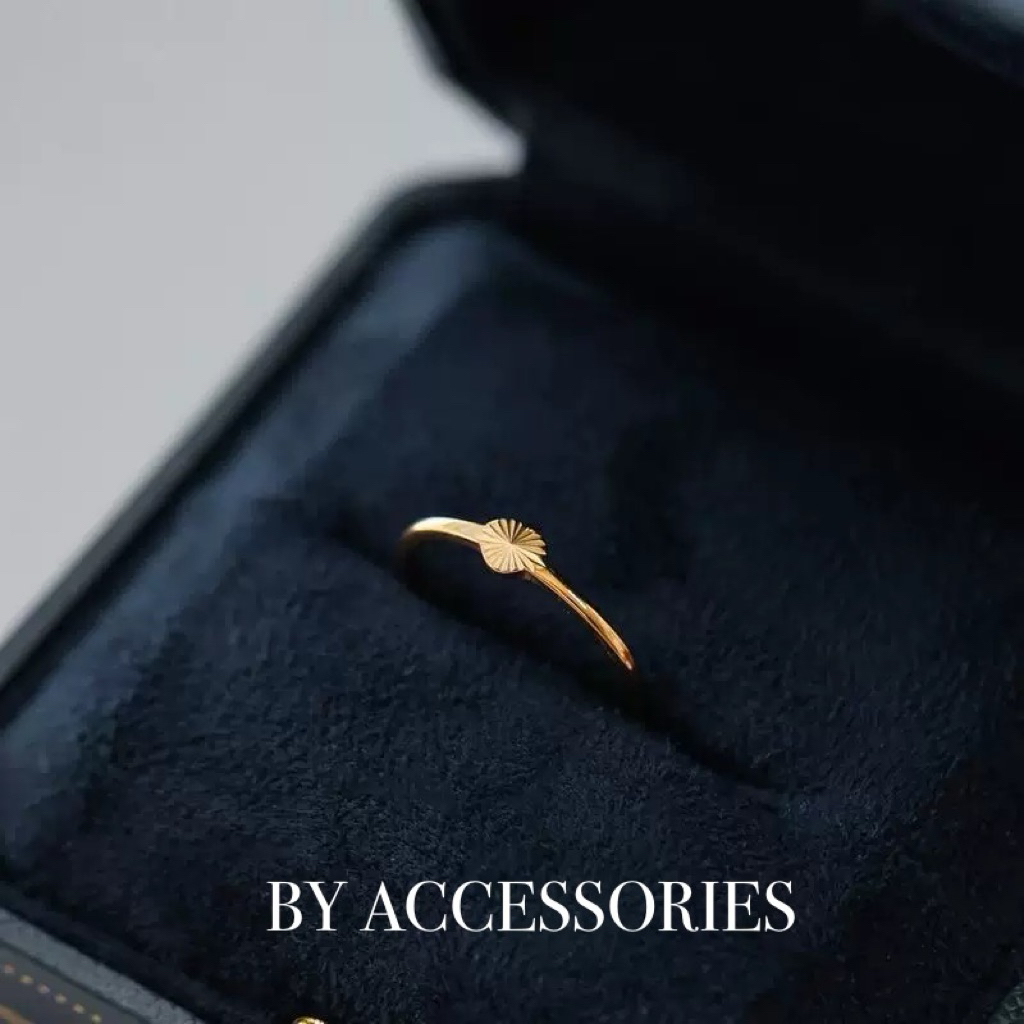 Nhẫn nữ tròn mặt hình trái tim nhỏ xinh chạm hoạ tiết tia sáng mạ vàng 18K không gỉ WR2633 BY ACCESSORIES