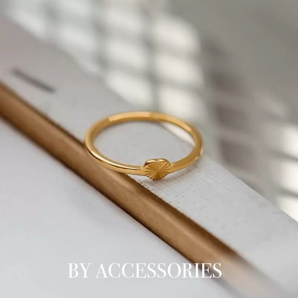 Nhẫn nữ tròn mặt hình trái tim nhỏ xinh chạm hoạ tiết tia sáng mạ vàng 18K không gỉ WR2633 BY ACCESSORIES