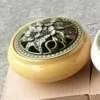 Lư sứ xông trầm hương  Nắp hoa mai tinh tế, gốm sứ cao cấp