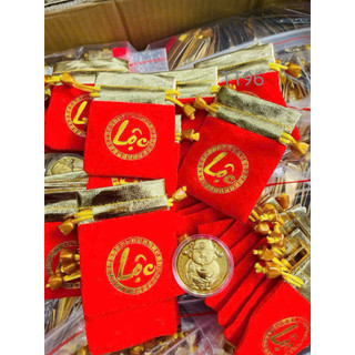 (Vía thần tài, quà tặng) Đồng xu ông thần tài kèm túi lộc đỏ may mắn