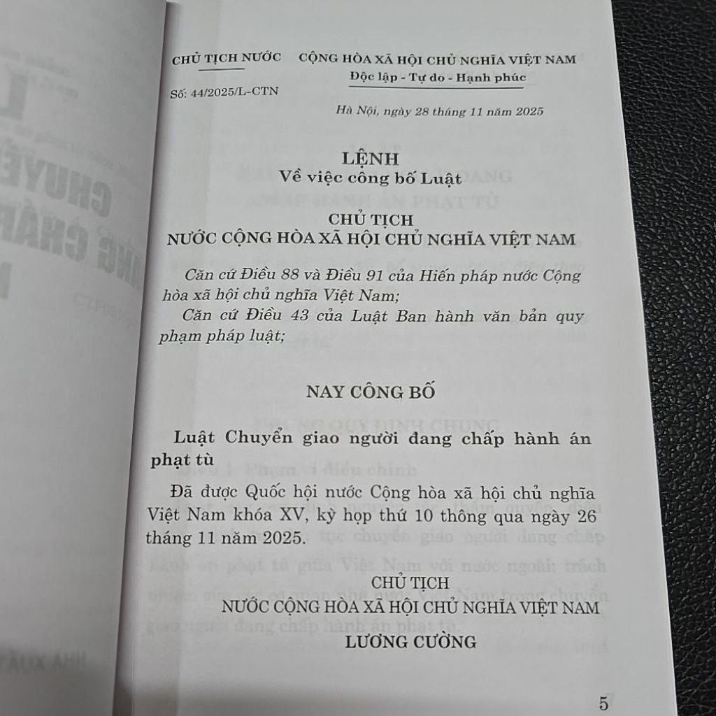 Sách - Luật chuyển giao người đang chấp hành phạt tù năm 2025  (NXB Chính trị quốc gia Sự thật)