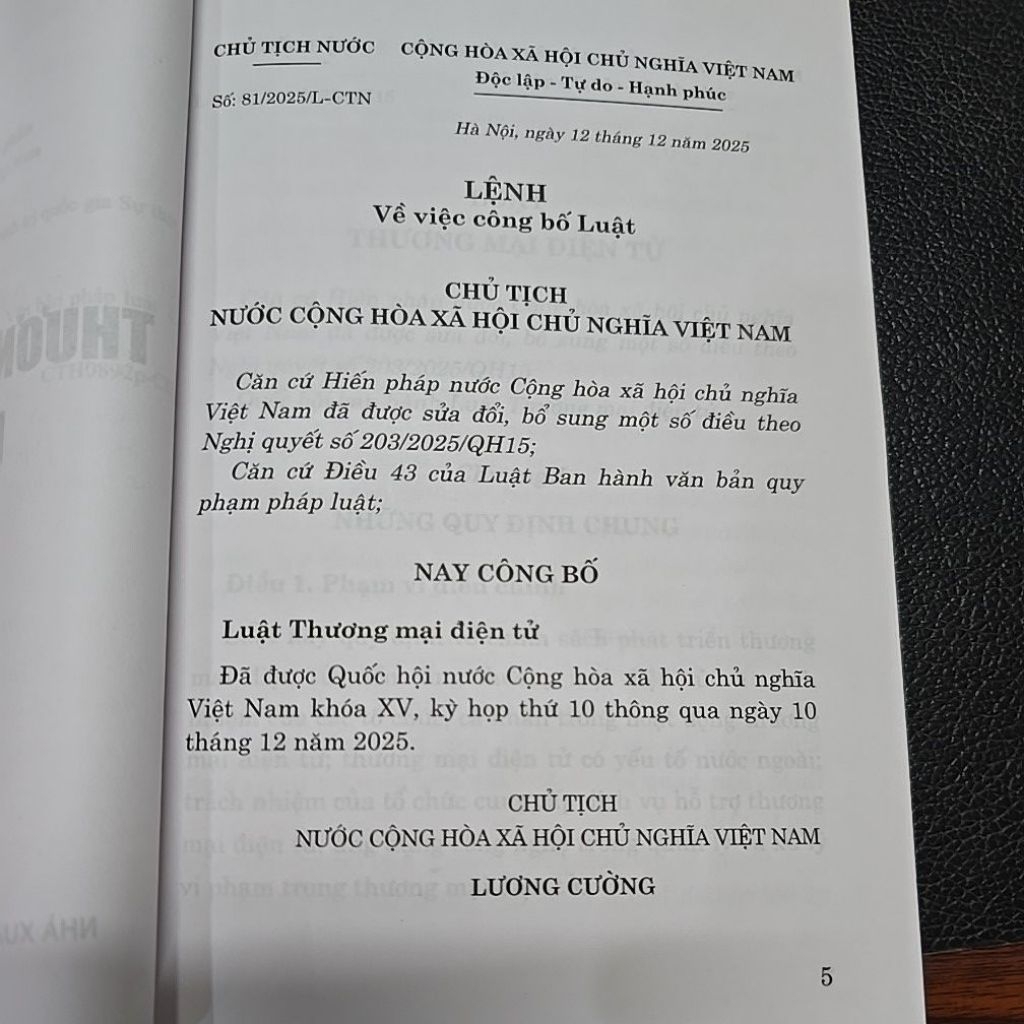 Sách - Luật thương mại điện tử năm 2025  (NXB Chính trị quốc gia Sự thật)