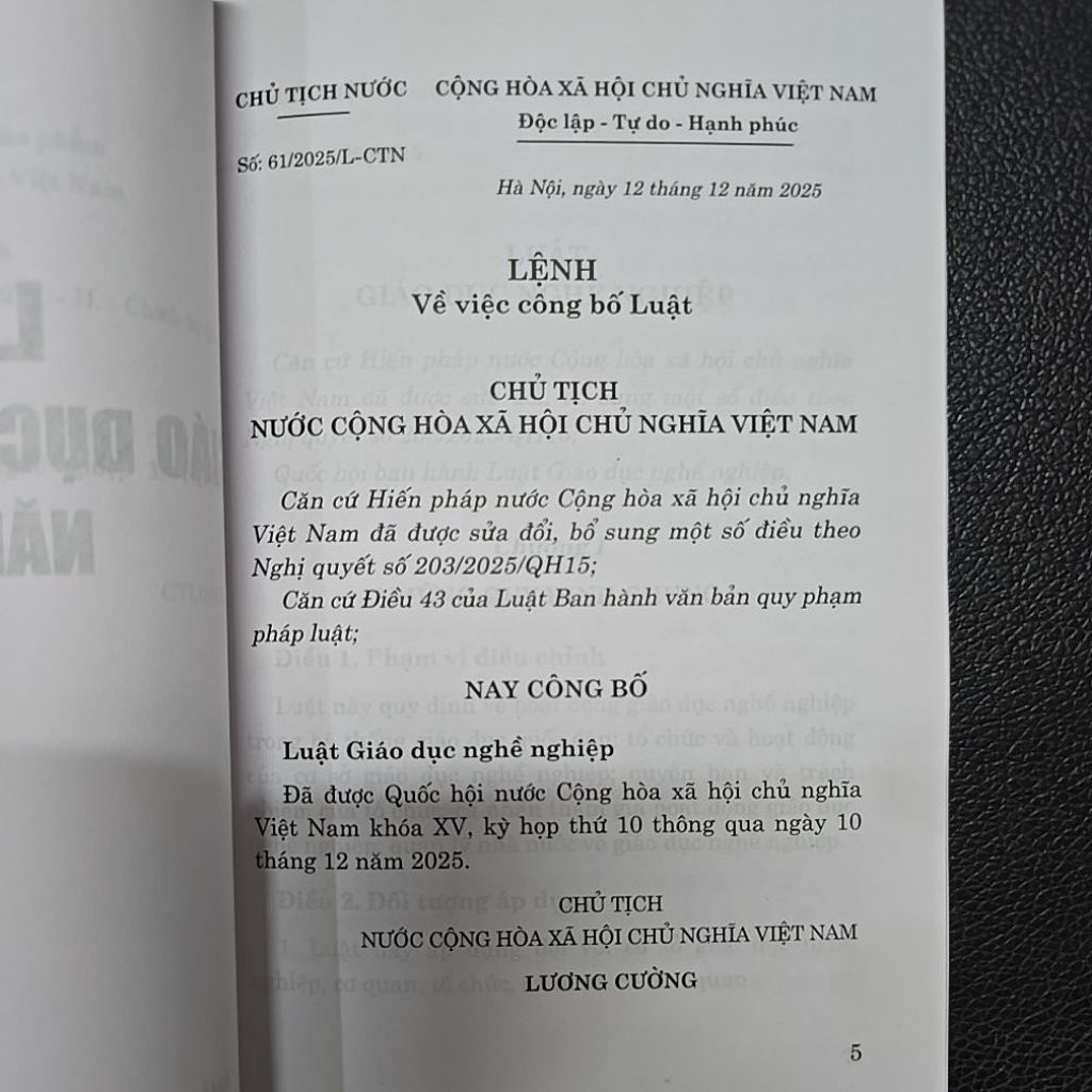 Sách - Luật giáo dục nghề nghiệp ( NXB Chính trị quốc gia Sự thật )