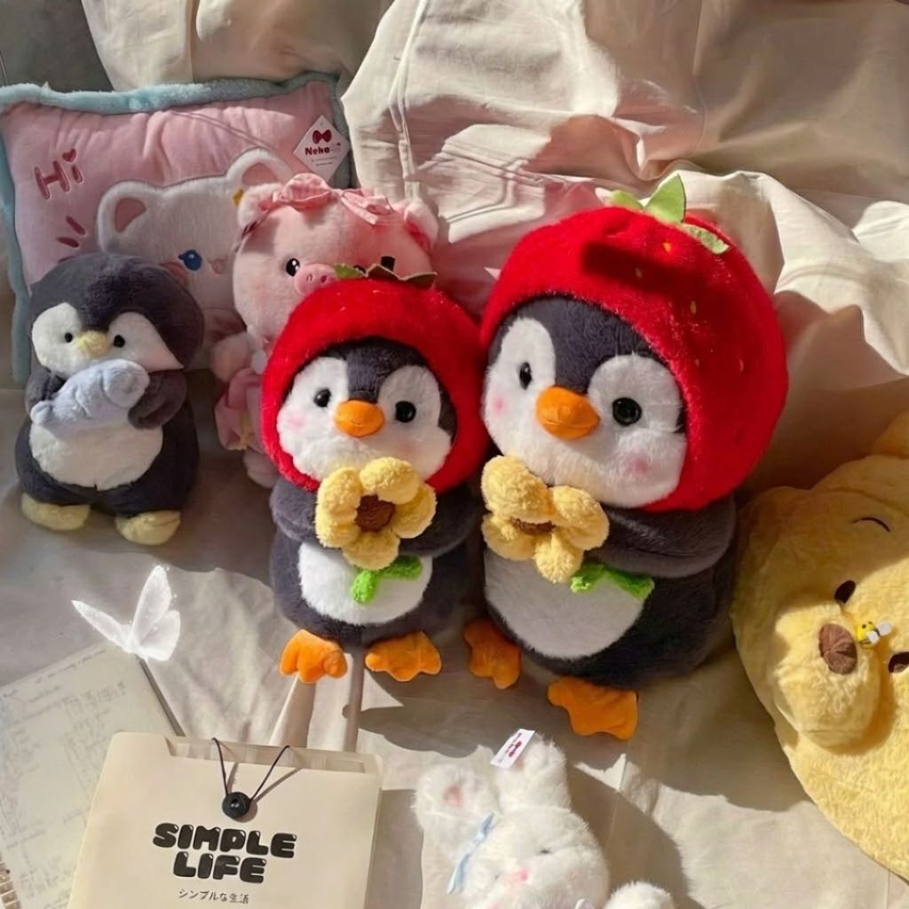 Gấu Bông Chim Cánh Cụt Độ Mũ Dâu Ôm Hoa Siêu Cấp Cute, Chim Cánh Cục Nhồi Bông Đáng Yêu Làm Quà Tặng Cho Bé, Bạn Nữ