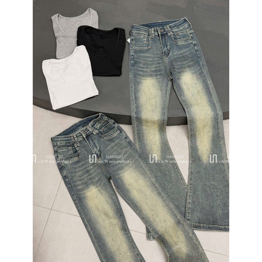 Quần jeans ống loe đính đá