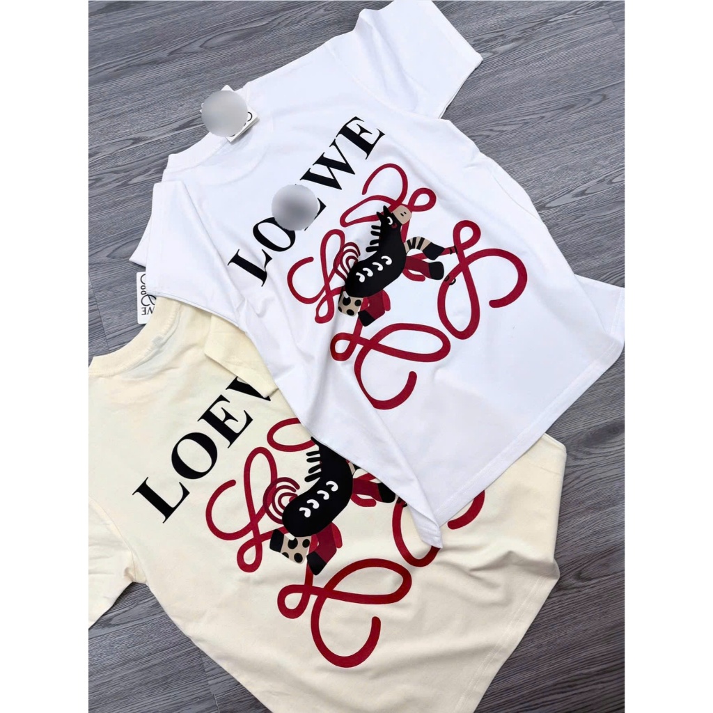 LOVVE Áo Thun Nữ Thiết Kế Độc Đáo Với Logo Đỏ Sang Trọng Phong Cách Phù Hợp Mọi Lứa Tuổi