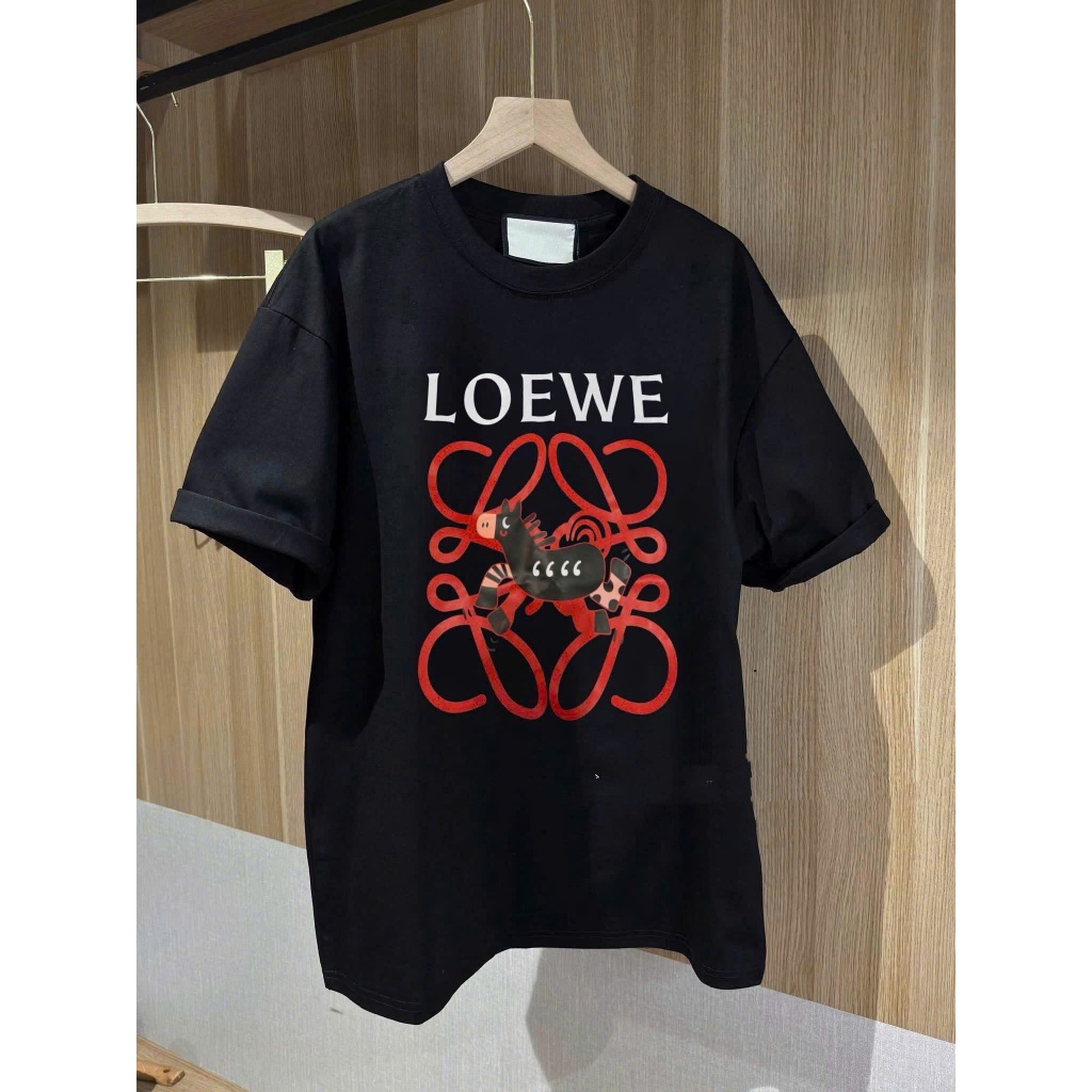 LOVVE Áo Thun Nữ Thiết Kế Độc Đáo Với Logo Đỏ Sang Trọng Phong Cách Phù Hợp Mọi Lứa Tuổi