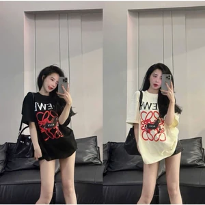 LOVVE Áo Thun Nữ Thiết Kế Độc Đáo Với Logo Đỏ Sang Trọng Phong Cách Phù Hợp Mọi Lứa Tuổi