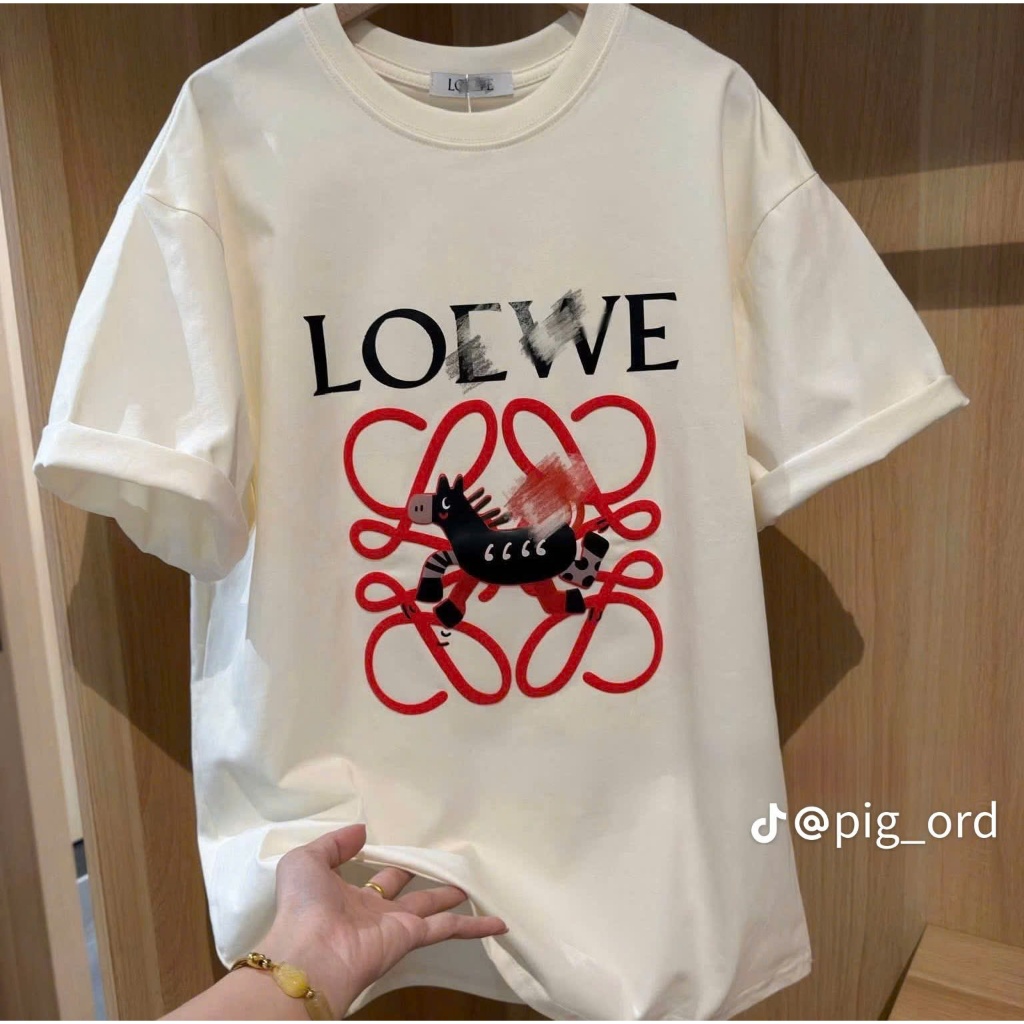 LOVVE Áo Thun Nữ Thiết Kế Độc Đáo Với Logo Đỏ Sang Trọng Phong Cách Phù Hợp Mọi Lứa Tuổi