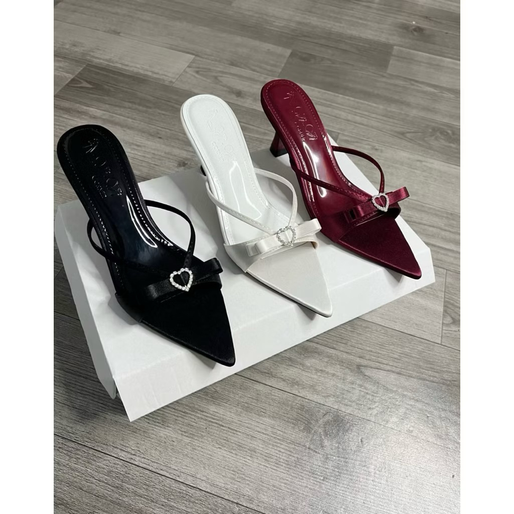 Dép Cao Gót Nữ Mũi Nhọn 5cm Đính Nơ Trái Tim Cone Heel – Quai Bản Vải Lụa Sang Trọng, Thanh Lịch