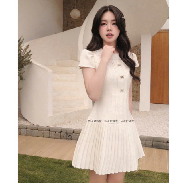 Váy xếp ly phối cổ bèo đính charm nơ tay ngắn (có quần bảo hộ) , Đầm nữ thiết kế dáng ngắn xoè thanh lịch sang chảnh