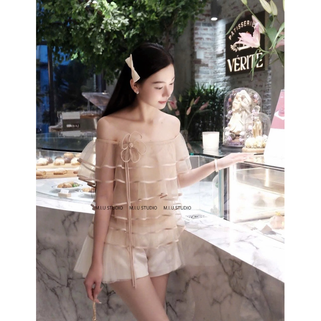 MIU.STUDIO • Áo trễ vai voan bèo nhiều tầng phối viền đính hoa cao cấp, Áo kiểu nữ thiết kế dáng ngắn bồng bềnh tiểu thư