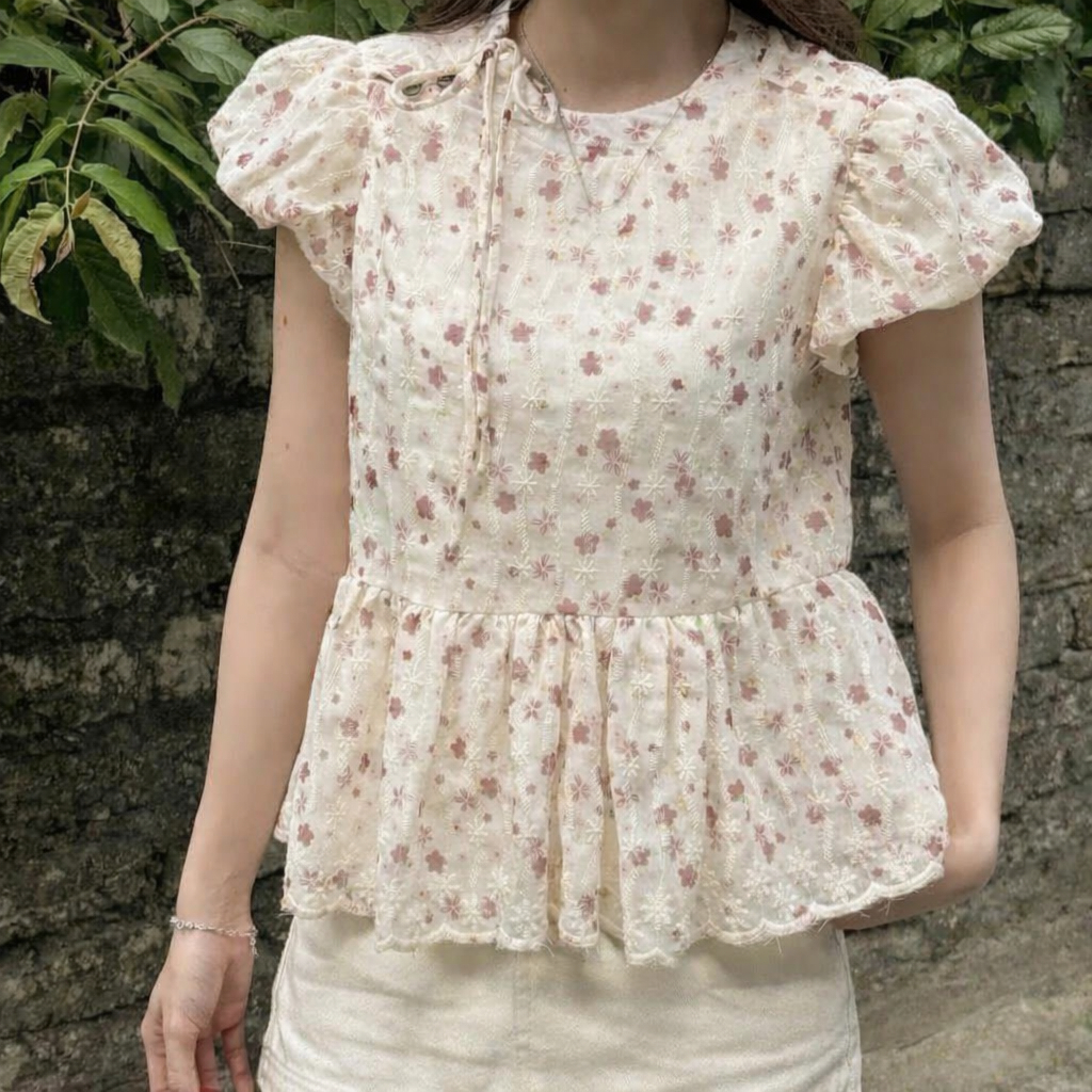 Áo babydoll thêu hoa 2 lớp thô boil tay bồng phối dây buộc nơ cách điệu cổ LABEL A82
