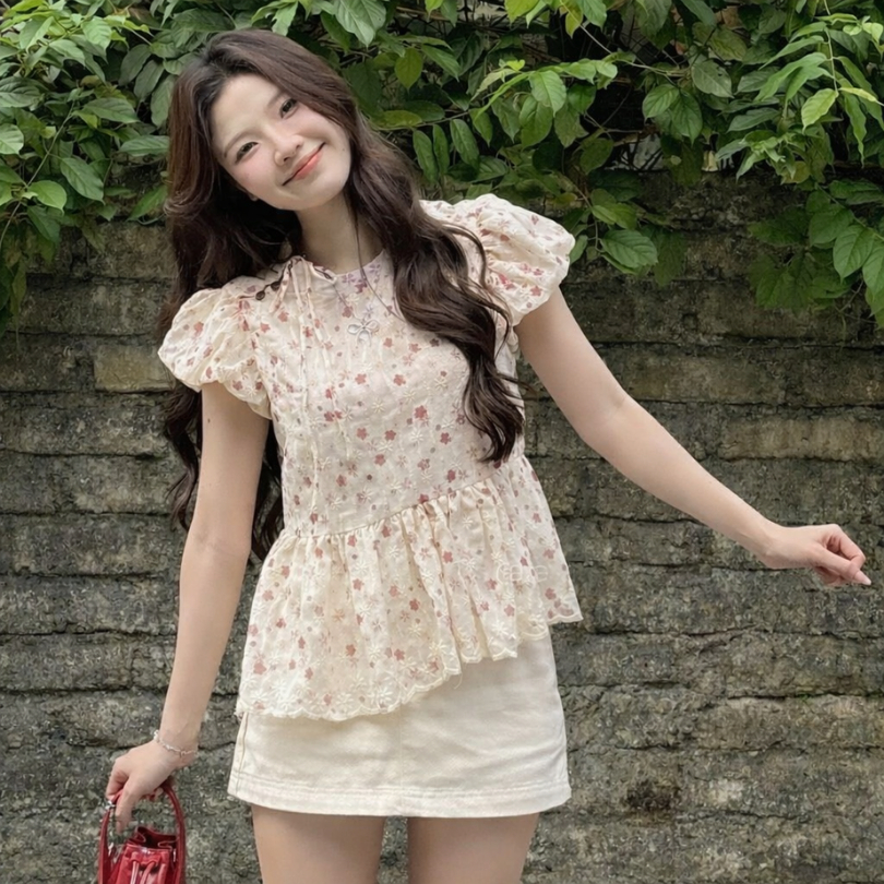 Áo babydoll thêu hoa 2 lớp thô boil tay bồng phối dây buộc nơ cách điệu cổ LABEL A82