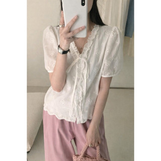 Áo sơ mi thô boil cổ V phối bèo đính nơ dáng rộng, phù hợp cho mùa xuân/hè LAVIAN A88