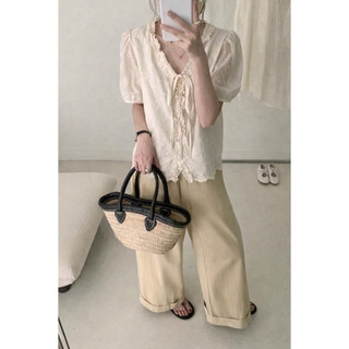 Áo sơ mi thô boil cổ V phối bèo đính nơ dáng rộng, phù hợp cho mùa xuân/hè LAVIAN A88