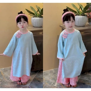 Áo Dài Cách Tân Bé Gái Lụa Gấm Cổ Tròn Thiết Kế Sang Trọng Cho Bé Diện Tết, Dự Tiệc, Lễ Hội (Kèm Quần Ống Rộng) T1593G