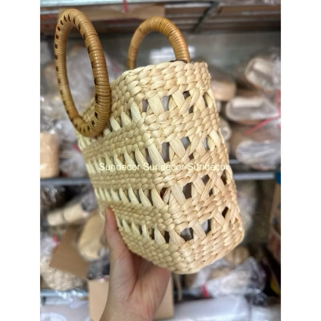 Túi lục bình đan rào quai mây có lót vải và khoá kéo, đan thủ công tỉ mỉ, phù hợp đi chơi đi biển