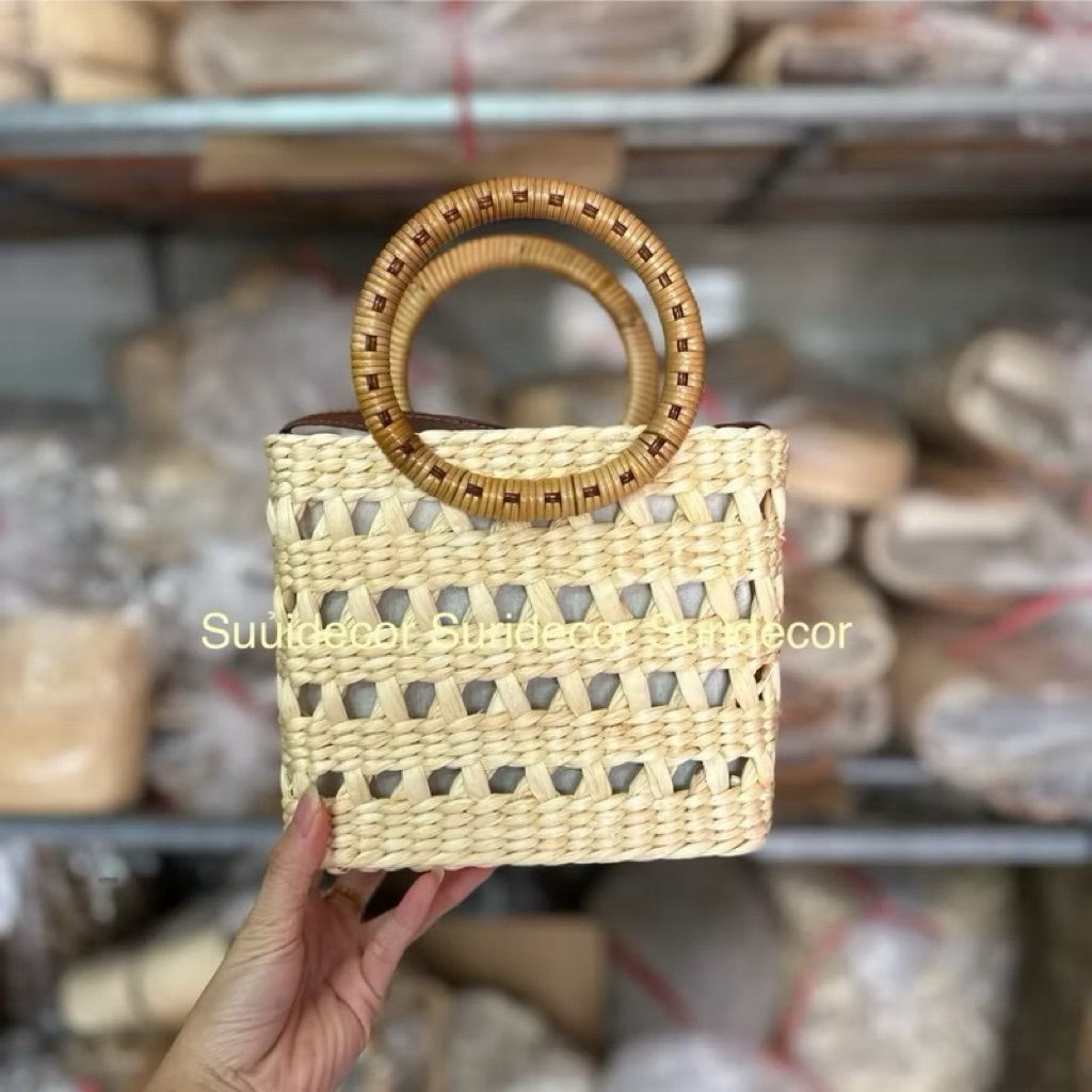 Túi lục bình đan rào quai mây có lót vải và khoá kéo, đan thủ công tỉ mỉ, phù hợp đi chơi đi biển