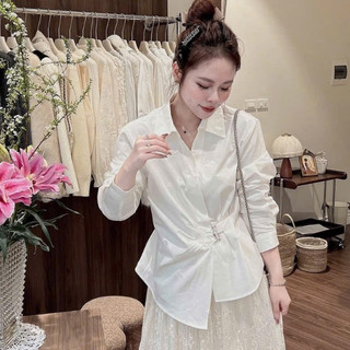 Áo sơ mi trắng cách điệu Thiết Kế điểm nhấn đai kim loại Tôn Dáng Thanh Lịch