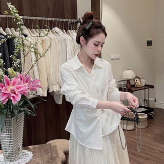 Áo sơ mi trắng cách điệu Thiết Kế điểm nhấn đai kim loại Tôn Dáng Thanh Lịch