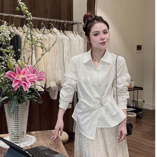 Áo sơ mi trắng cách điệu Thiết Kế điểm nhấn đai kim loại Tôn Dáng Thanh Lịch