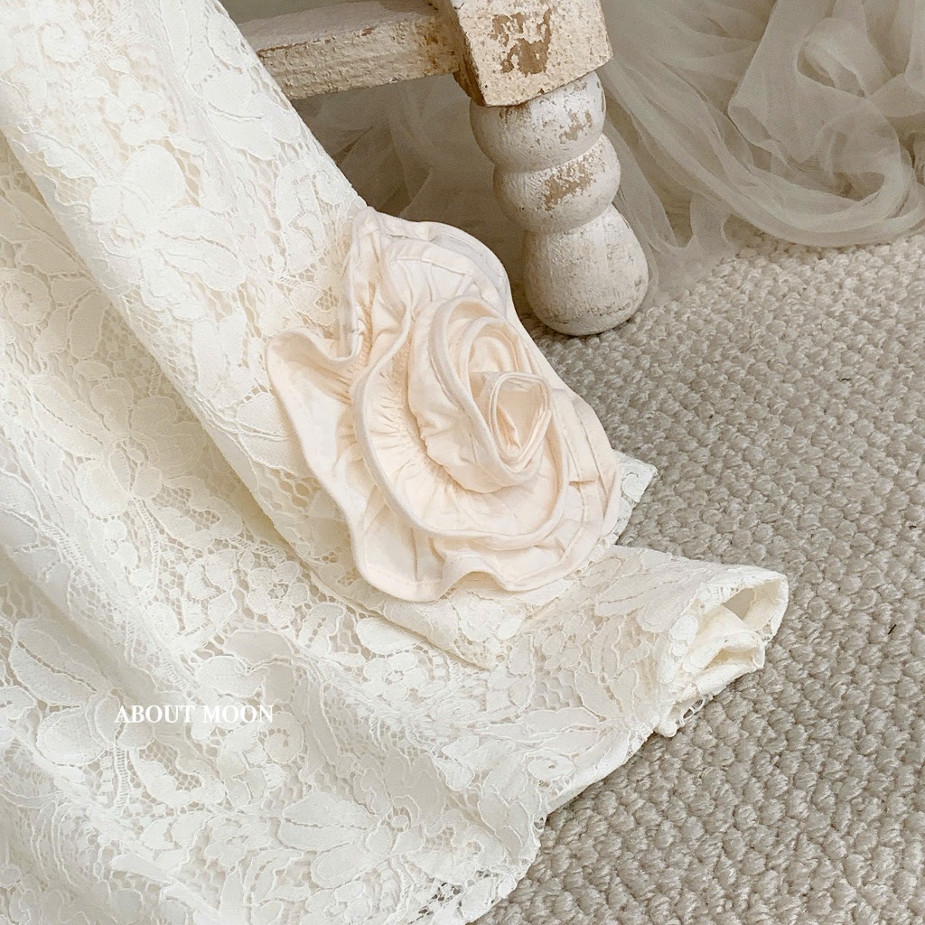 Đầm Ren Tay Dài Cổ Tròn Dáng Suông Đính Hoa Hồng 3D Cổ Tay Tiểu Thư Dự Tiệc - CHAMIE STUDIO