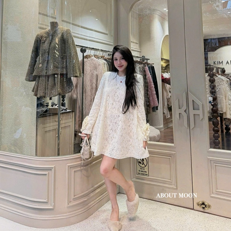 Đầm Ren Tay Dài Cổ Tròn Dáng Suông Đính Hoa Hồng 3D Cổ Tay Tiểu Thư Dự Tiệc - CHAMIE STUDIO