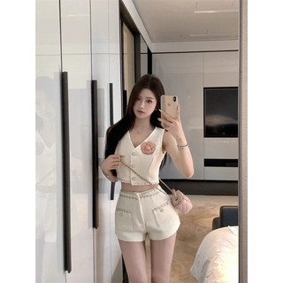 Set áo gile cổ V kết hợp quần short cạp cao tôn dáng phong cách tiểu thư