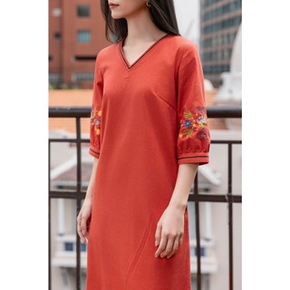 SWANLAKE | Váy Đầm Nữ Midi Suông Cổ Chữ V Tay Lỡ Thêu Hoa Vải Linen Xẻ Tà Thanh Lịch D13485