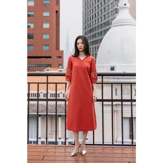 SWANLAKE | Váy Đầm Nữ Midi Suông Cổ Chữ V Tay Lỡ Thêu Hoa Vải Linen Xẻ Tà Thanh Lịch D13485