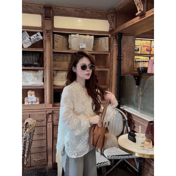 Áo kiểu nữ, áo nữ điệu DONNA HCOM27087 ren hoa cổ V viền bèo tay bồng siêu xinh