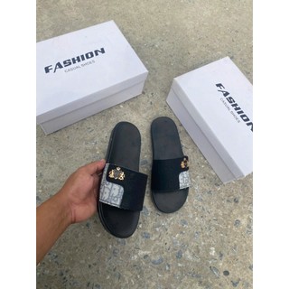 Dép Lê Unisex Logo QP Kim Loại, Dép Quai Da Phong Cách Luxury, Đế Cao Su Êm Chân Chống Trượt khâu xuyên chân quai.