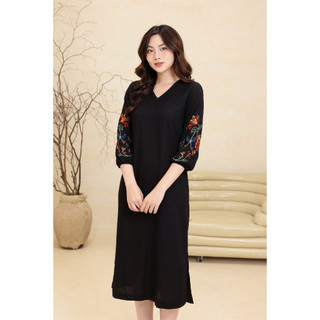 SWANLAKE | Váy Đầm Nữ Midi Suông Xẻ Tà Cổ V Tay Lỡ Thêu Hoa Nổi Vải Linen Công Sở Tiệc Có Túi D12131