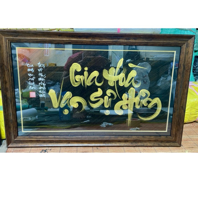 Tranh chữ Gia Hoà Vạn Sự Hưng, Tranh thư pháp viết tay thủ công, không gian phòng khách sang trọng