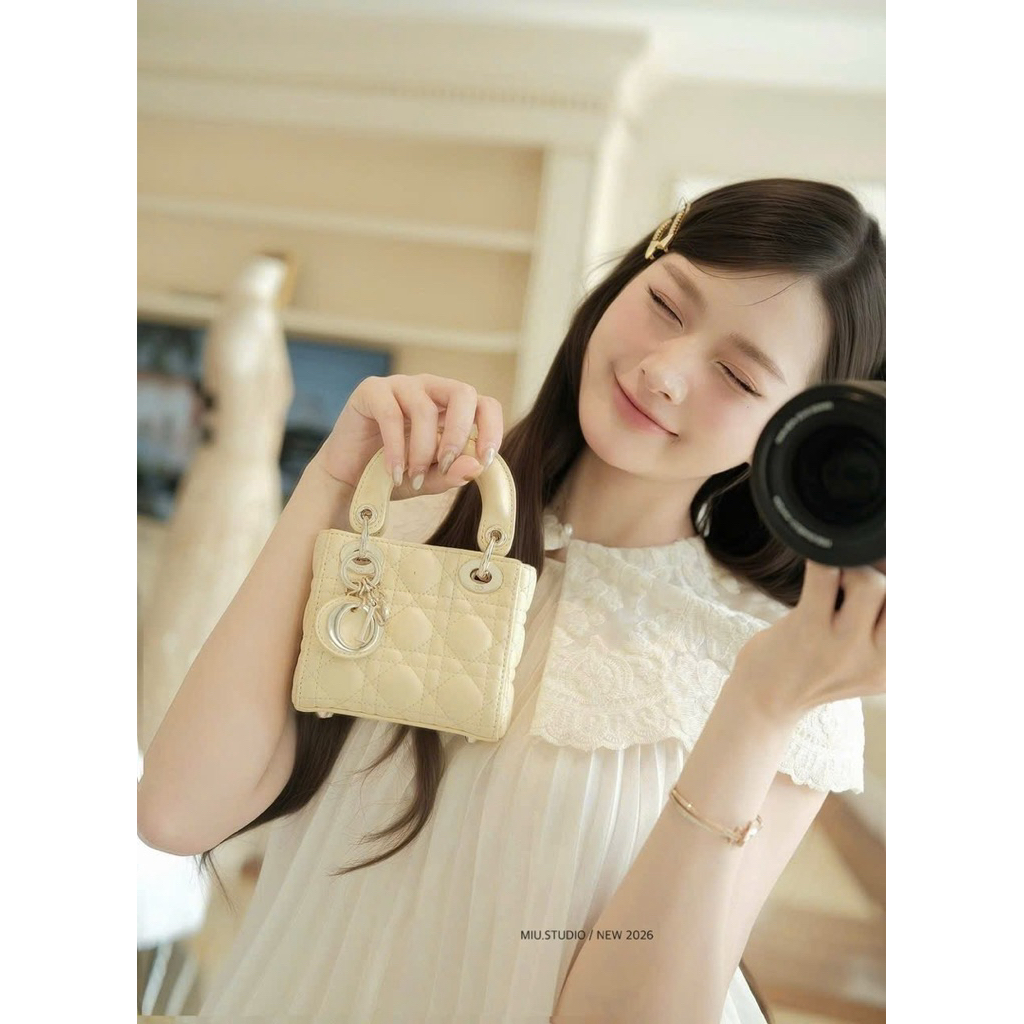 MIU.STUDIO • Váy babydoll tơ lụa thiết kế dập ly cách điệu phối choàng ren hoa tiểu thư sang chảnh ,bầu bí bon chen