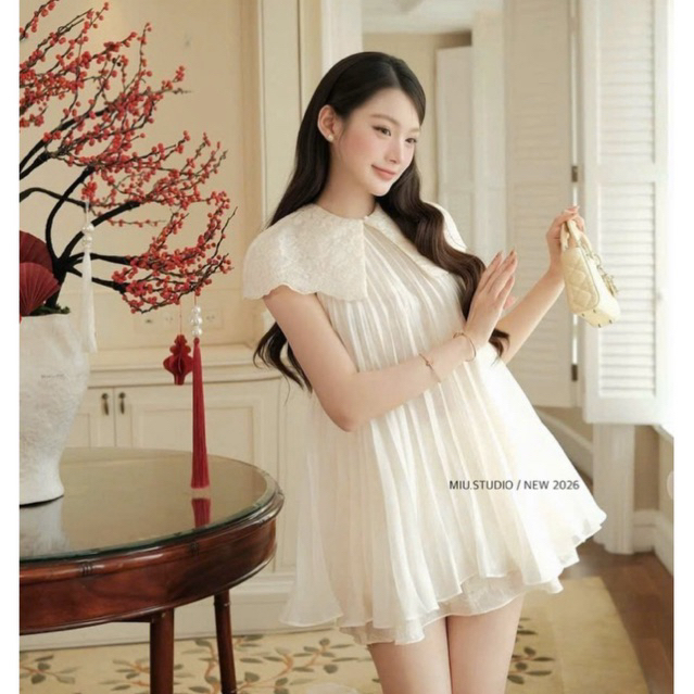 MIU.STUDIO • Váy babydoll tơ lụa thiết kế dập ly cách điệu phối choàng ren hoa tiểu thư sang chảnh ,bầu bí bon chen
