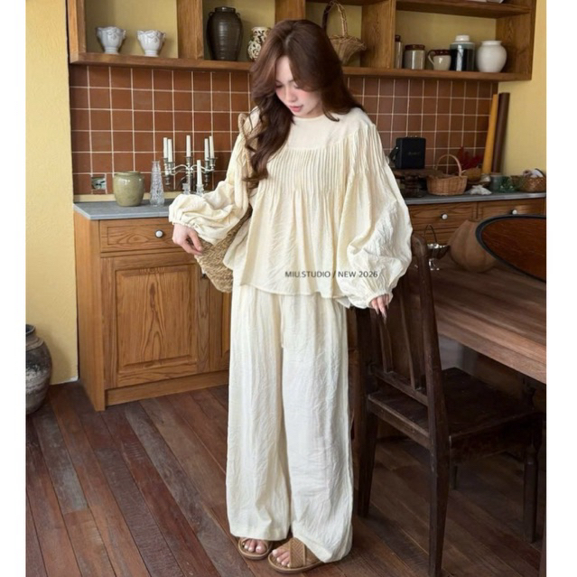 “Rachel Set” Set 2 món : Áo voan tơ cổ tròn tay bồng TK nhún dập ly kèm quần dài ống xuông-màu kem style basic đơn giản