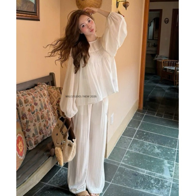 “Rachel Set” Set 2 món : Áo voan tơ cổ tròn tay bồng TK nhún dập ly kèm quần dài ống xuông-màu kem style basic đơn giản