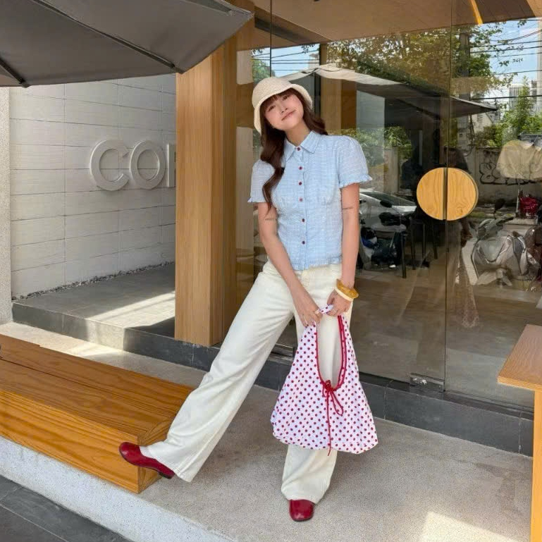 Sơ mi thô tay bèo phối cúc đỏ nổi bật, áo sơ mi nữ điệu đà TAM SM11