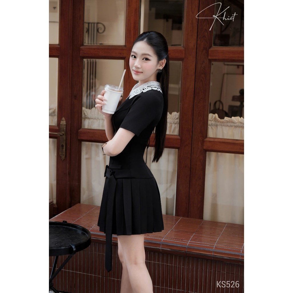 Set đầm ngắn xòe xếp ly đen phối cổ ren trắng phong cách thanh lịch Khiết KS526