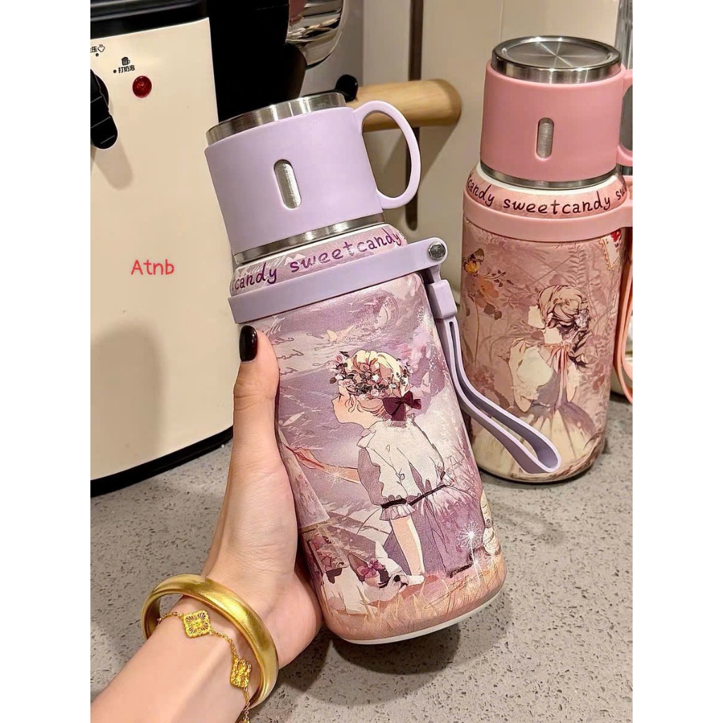 Bình Giữ Nhiệt 600ML Hoạ Tiết Cô Gái 3D – Nắp Làm Cốc, Kèm Lưới Lọc Trà, Có Quai Xách