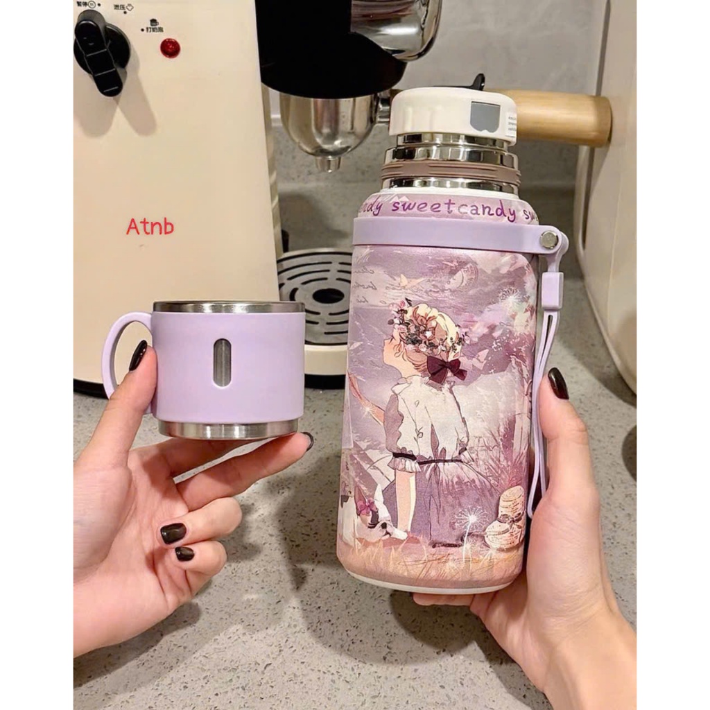 Bình Giữ Nhiệt 600ML Hoạ Tiết Cô Gái 3D – Nắp Làm Cốc, Kèm Lưới Lọc Trà, Có Quai Xách