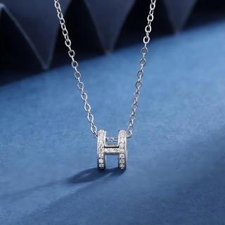Bestseller-Dây Chuyền Nữ Phong Cách Sang Trọng Nhẹ | Charm Chữ Cái Thời Trang Trên Chuỗi Thập Tự |Màu Bạch Kim Sáng Bóng