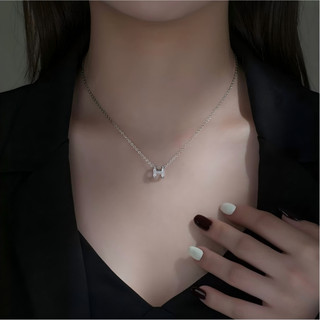 Bestseller-Dây Chuyền Nữ Phong Cách Sang Trọng Nhẹ | Charm Chữ Cái Thời Trang Trên Chuỗi Thập Tự |Màu Bạch Kim Sáng Bóng