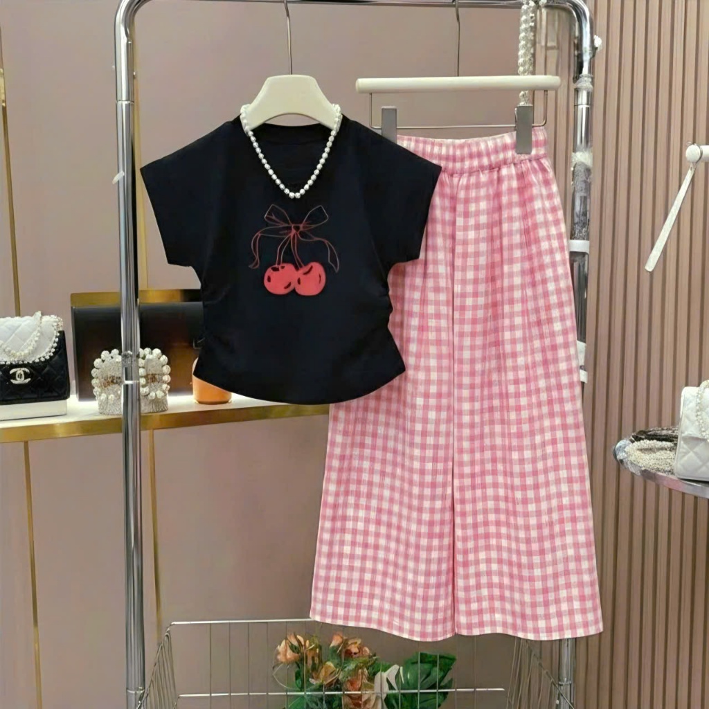 4-15 tuổi,Bộ đồ xinh cho bé gái áo in quả cherry phối quần kẻ ống xuông,chất vải cotton.M63