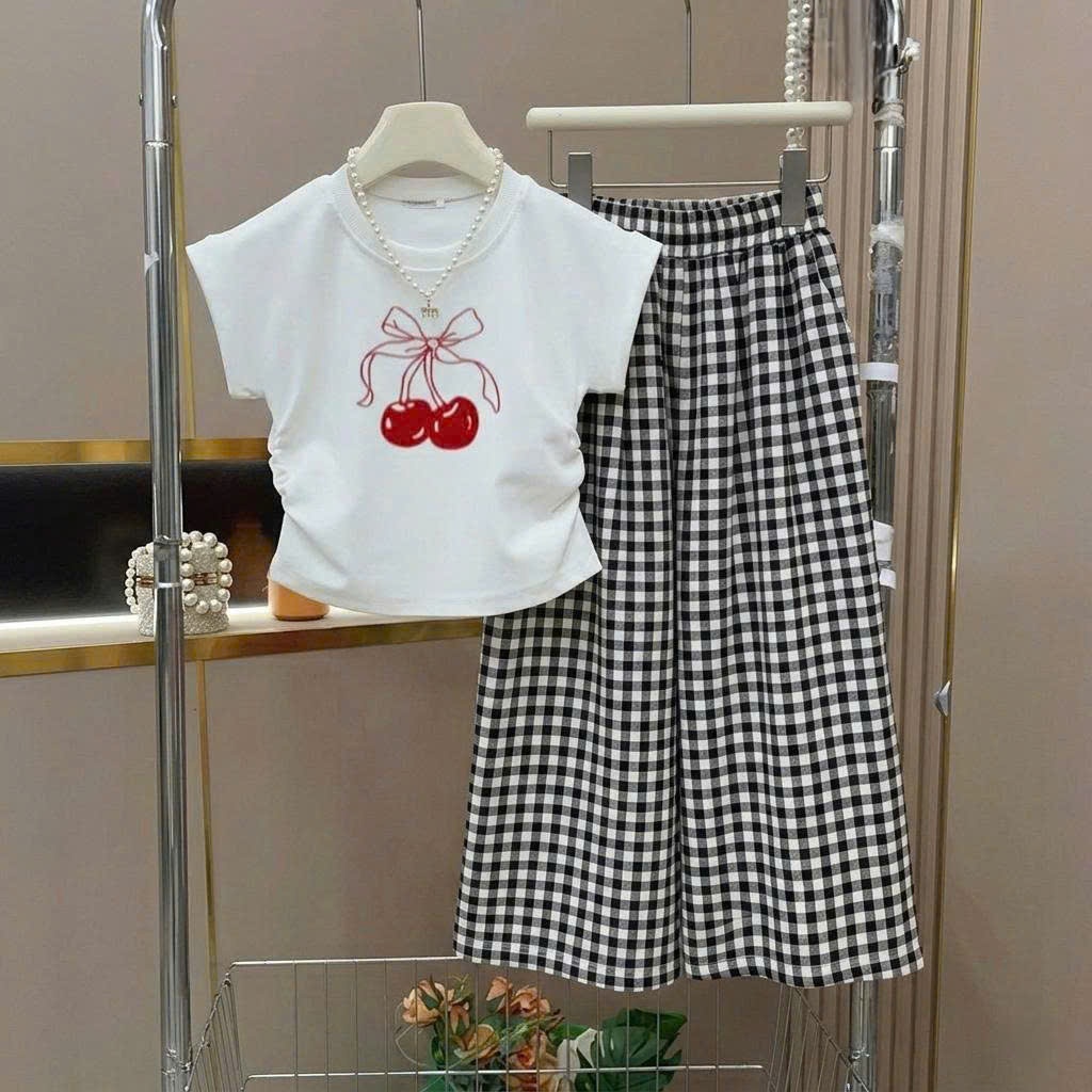 4-15 tuổi,Bộ đồ xinh cho bé gái áo in quả cherry phối quần kẻ ống xuông,chất vải cotton.M63