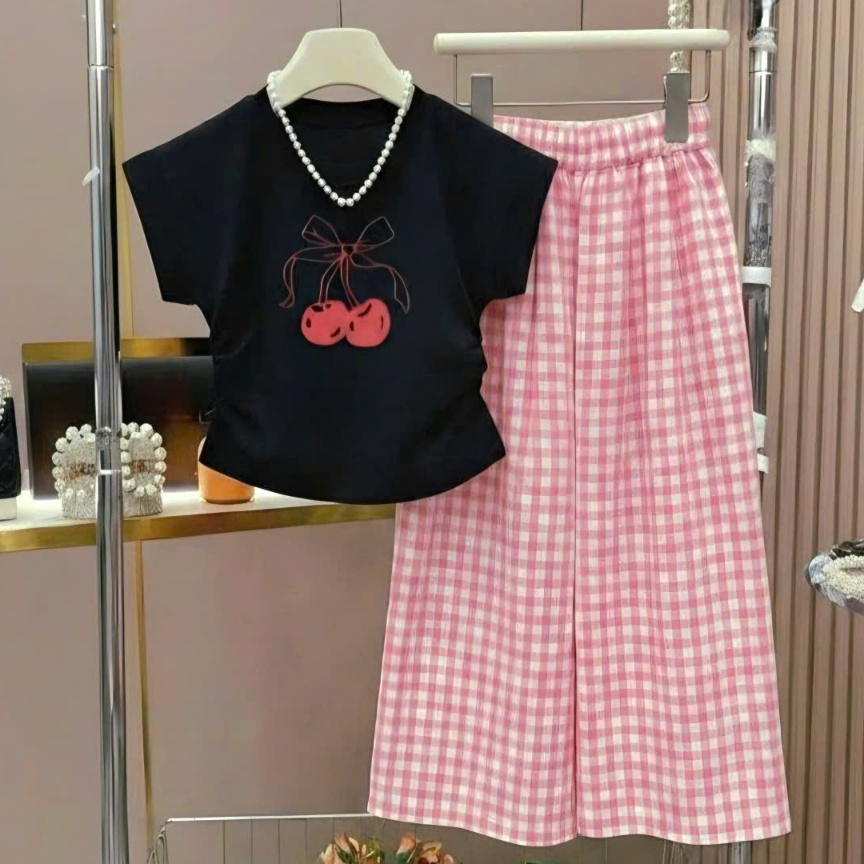 4-15 tuổi,Bộ đồ xinh cho bé gái áo in quả cherry phối quần kẻ ống xuông,chất vải cotton.M63
